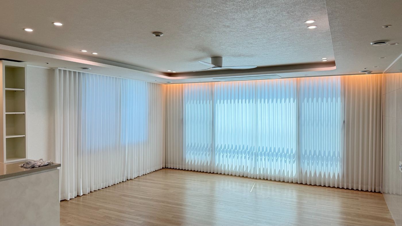 천안 대형 창 거실 커튼 시공 블라인드랩